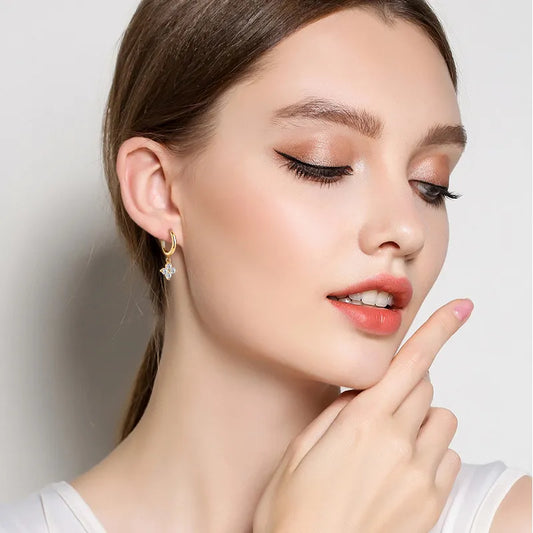 Moissanit Creolen aus 925 Sterling Silber mit funkelndem Kristall-Anhänger – zierliche Hoops, nickelfrei – OrLume Jewelry
