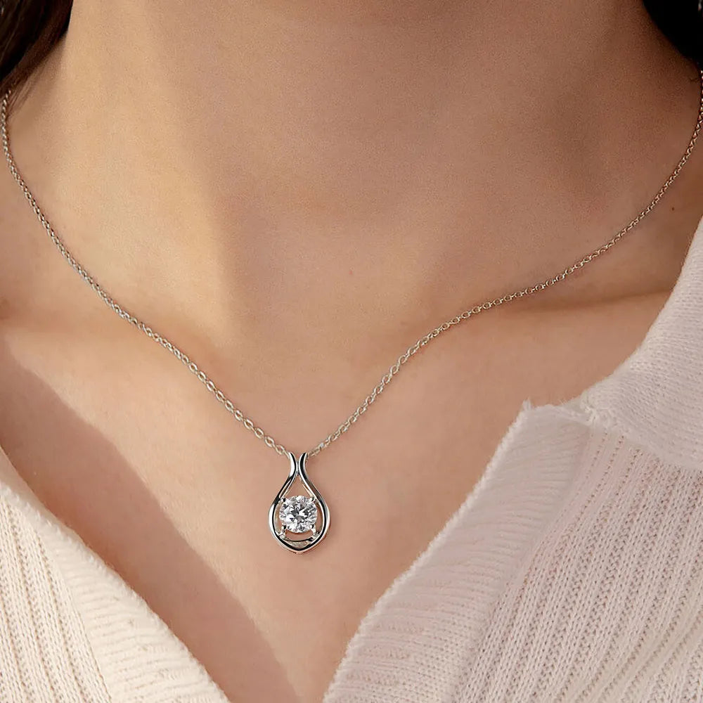 Drop of Light Halskette aus 925 Sterling Silber mit 2 Karat Moissanit in Tropfenform – luxuriös, nickelfrei – OrLume Jewelry
